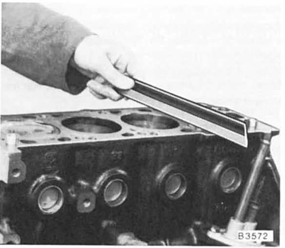 Motorblock auf planheit prüfen