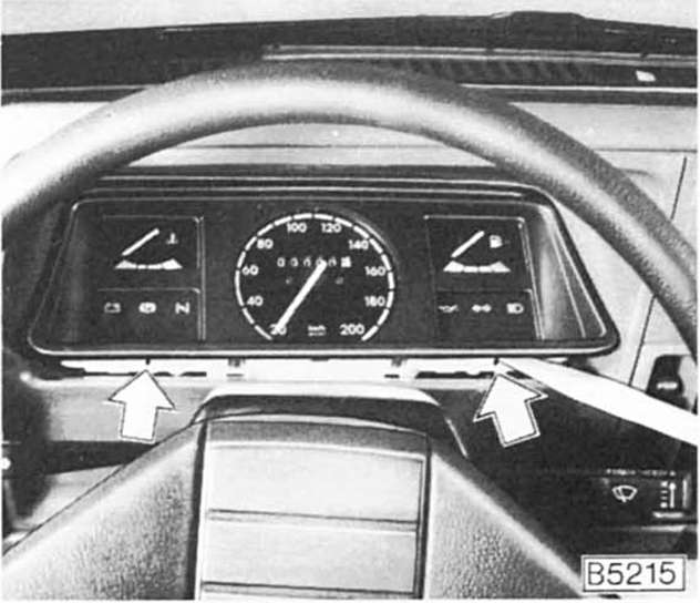 Schalttafeleinsatz aus- und einbauen