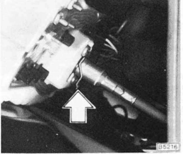 Schalttafeleinsatz aus- und einbauen