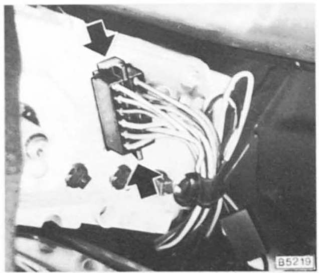 Schalttafeleinsatz aus- und einbauen