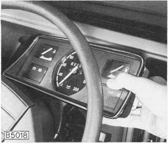 Schalttafeleinsatz aus- und einbauen